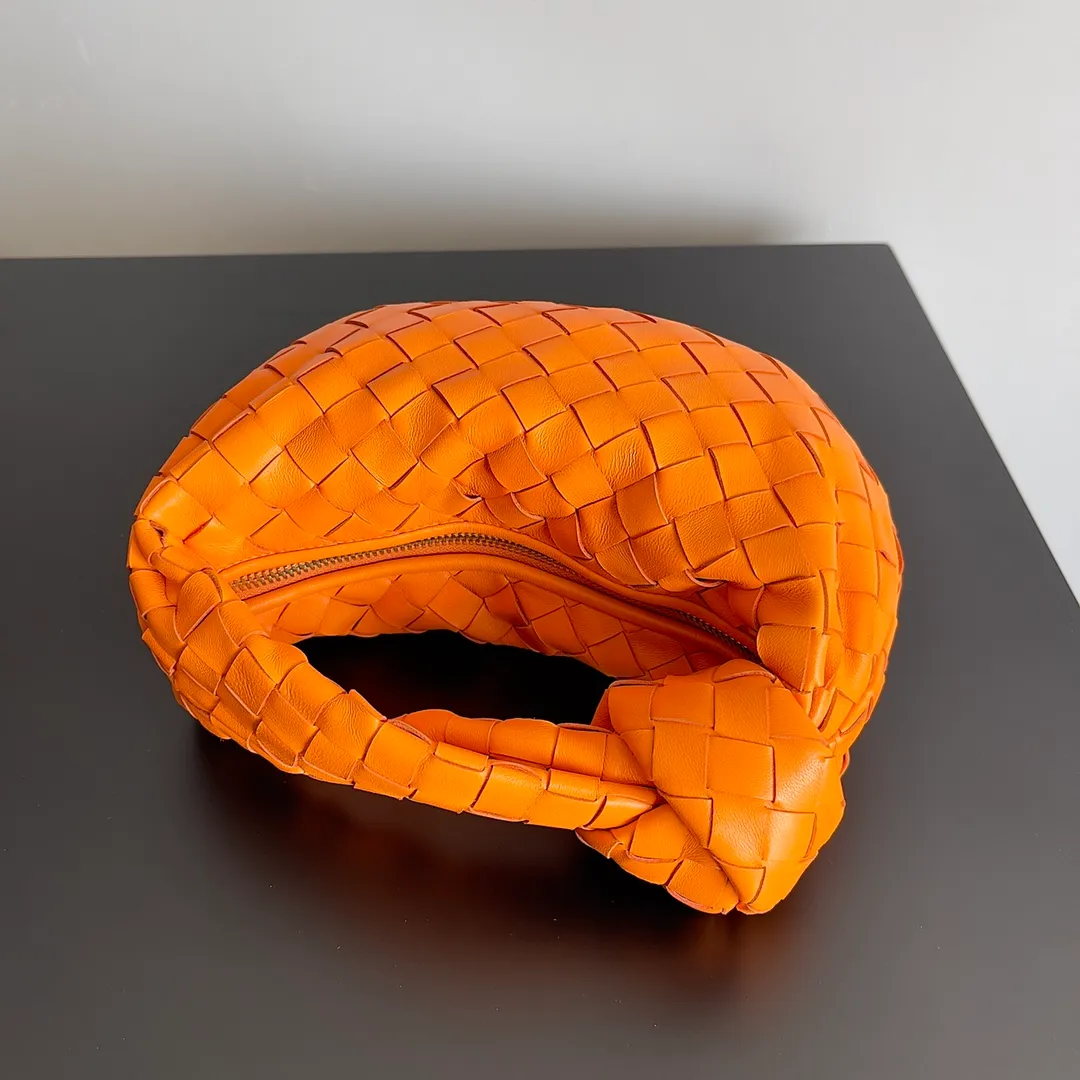 Batch 1120 Bottega veneta͙.——The latest braided and knotted hobo🔥 The top-grade lambskin leather is very soft, the bag shape is unique, practical and durable. It retains the traditional weaving elements while being a bit more flamboyant ~ Made of hand-woven sheepskin, zipper opening and closing, curved seamless structure, effortless to match. Highly recommended⚠️⚠️⚠️ The highest-end in the market🌈 Welcome to compare [Factory equipped with full package] size: 23x15x5cm.   Model: 651876